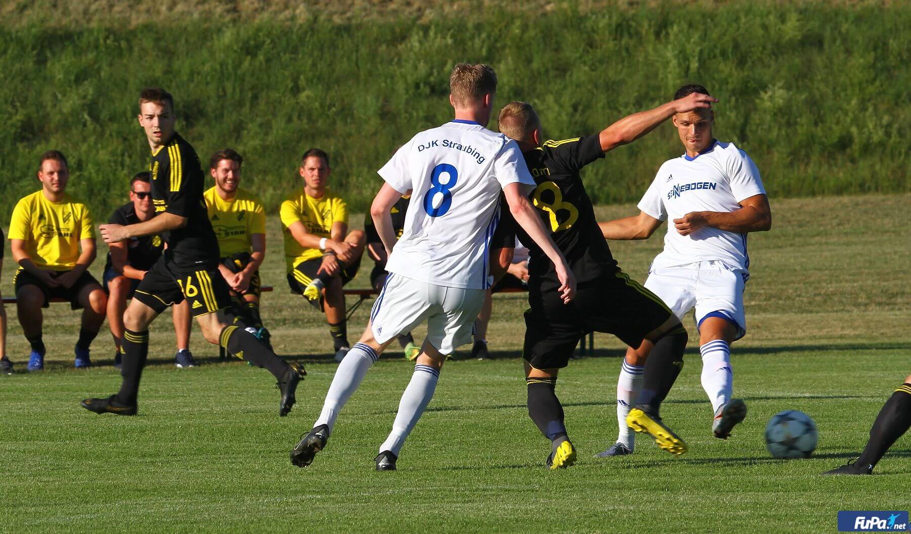 Spieler die um den Ball spielen