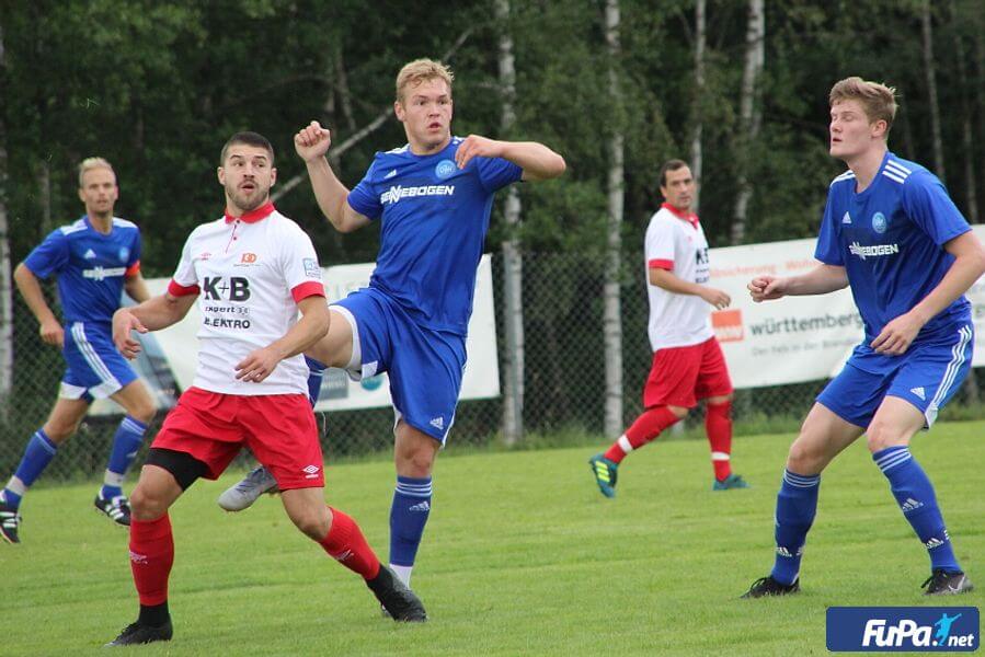 Den Ball beobachtende Spieler