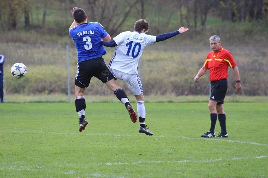 Zwei in der Luft aneinanderstoßende Fußballspieler