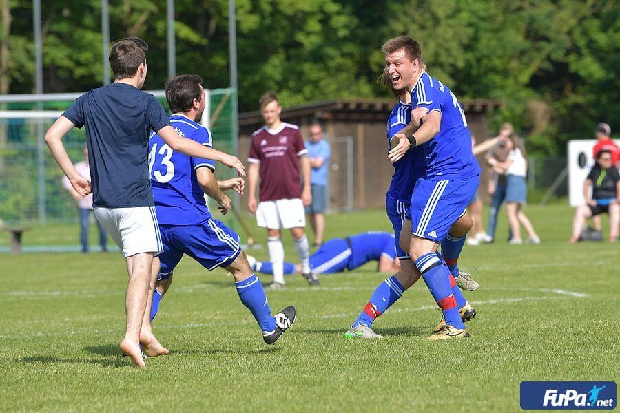 mehrere sich freuende Spieler