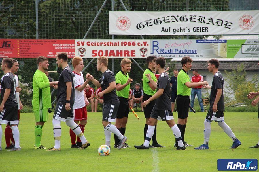 Spieler die den Gegner vor beginn des Spiels die Hand geben