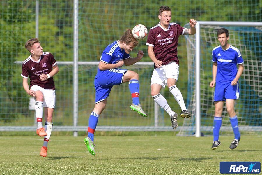 Ein Spieler der in der Luft einen Kopfball ausübt