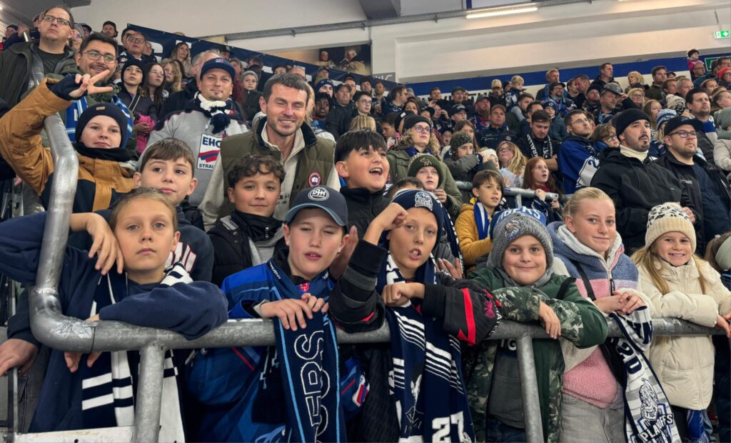 Gruppenfoto im Eisstadion am Pulverturm mit Trainer und Spieler der D-Jugend