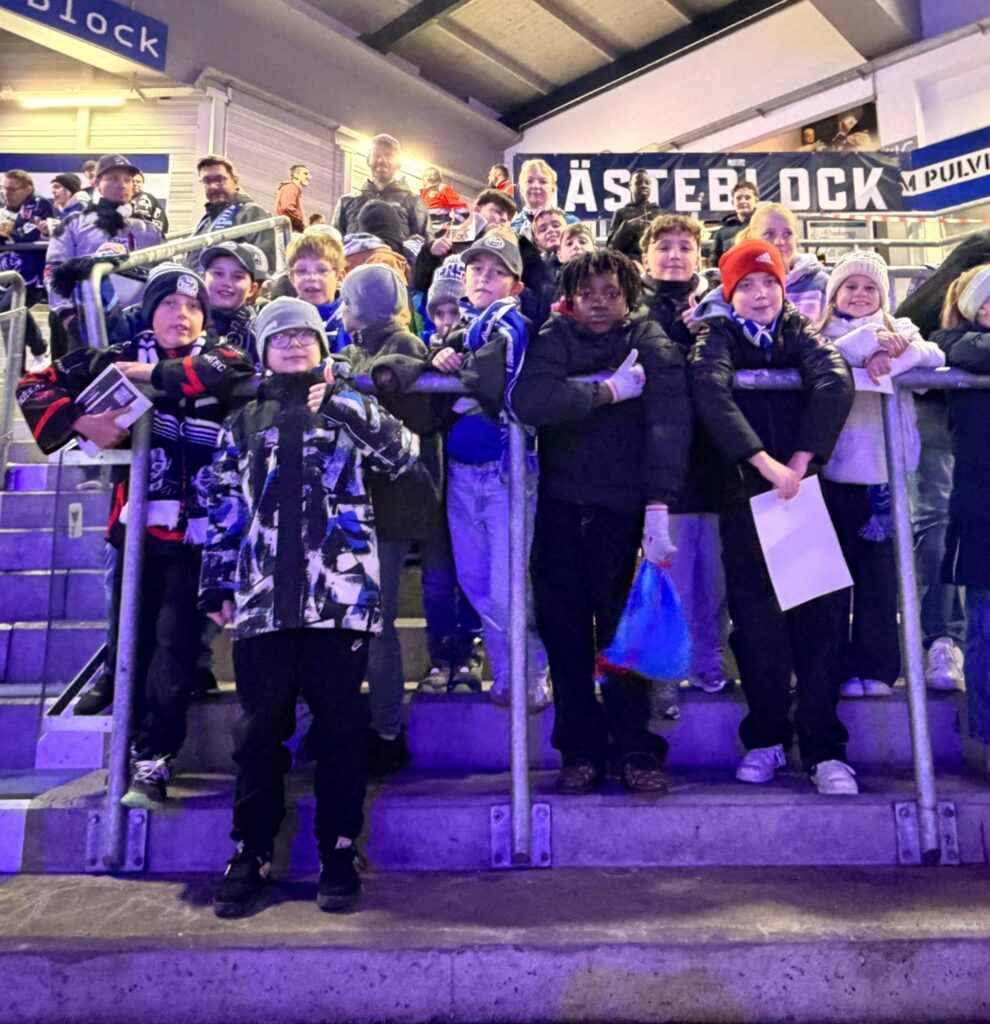 D-Jugend Gruppenfoto an der Tribüne im Eisstadion am Pulverturm