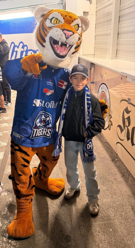 D-Jugend Spieler mit Tigo dem Maskottchen der Straubing Tigers
