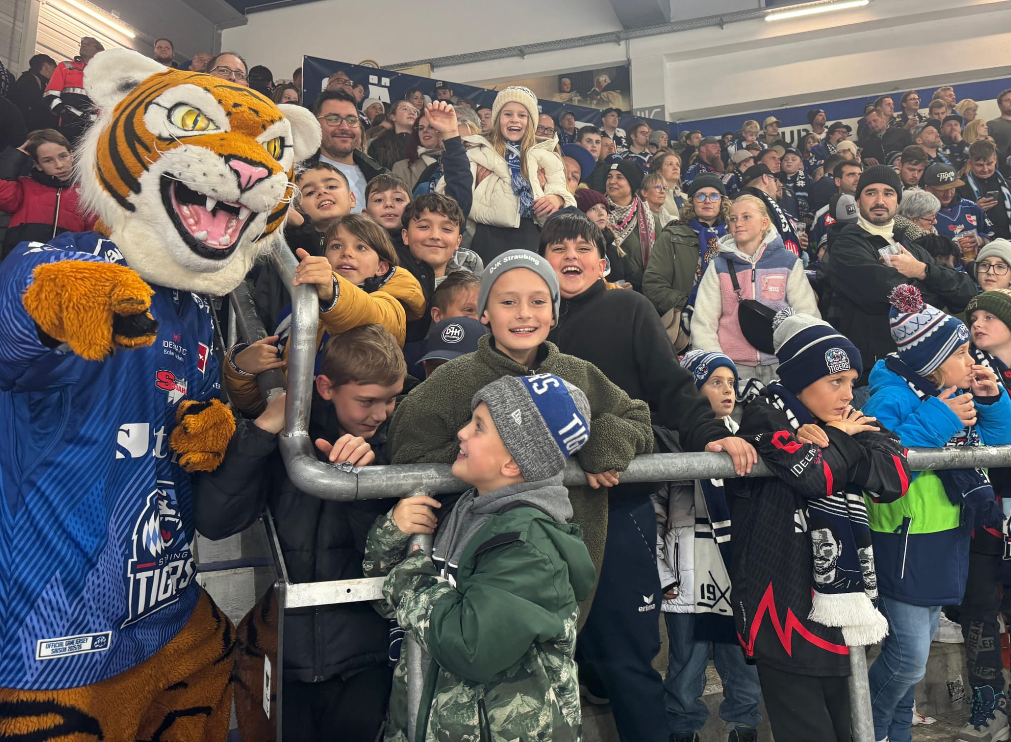 D-Jugend mit Maskottchen von den Straubing Tigers