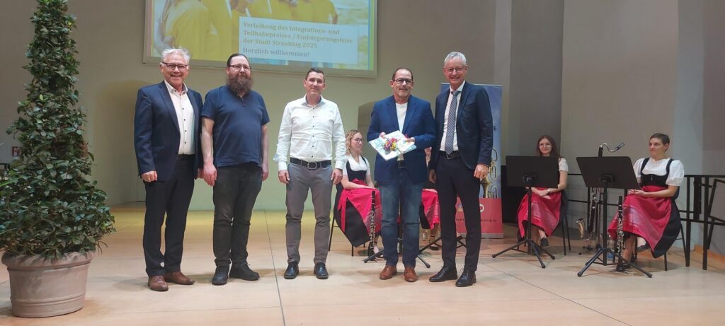 Foto mit Markus Pannermayr und Vorstand der DJK beim Teilhabe und Integrationspreis 2025