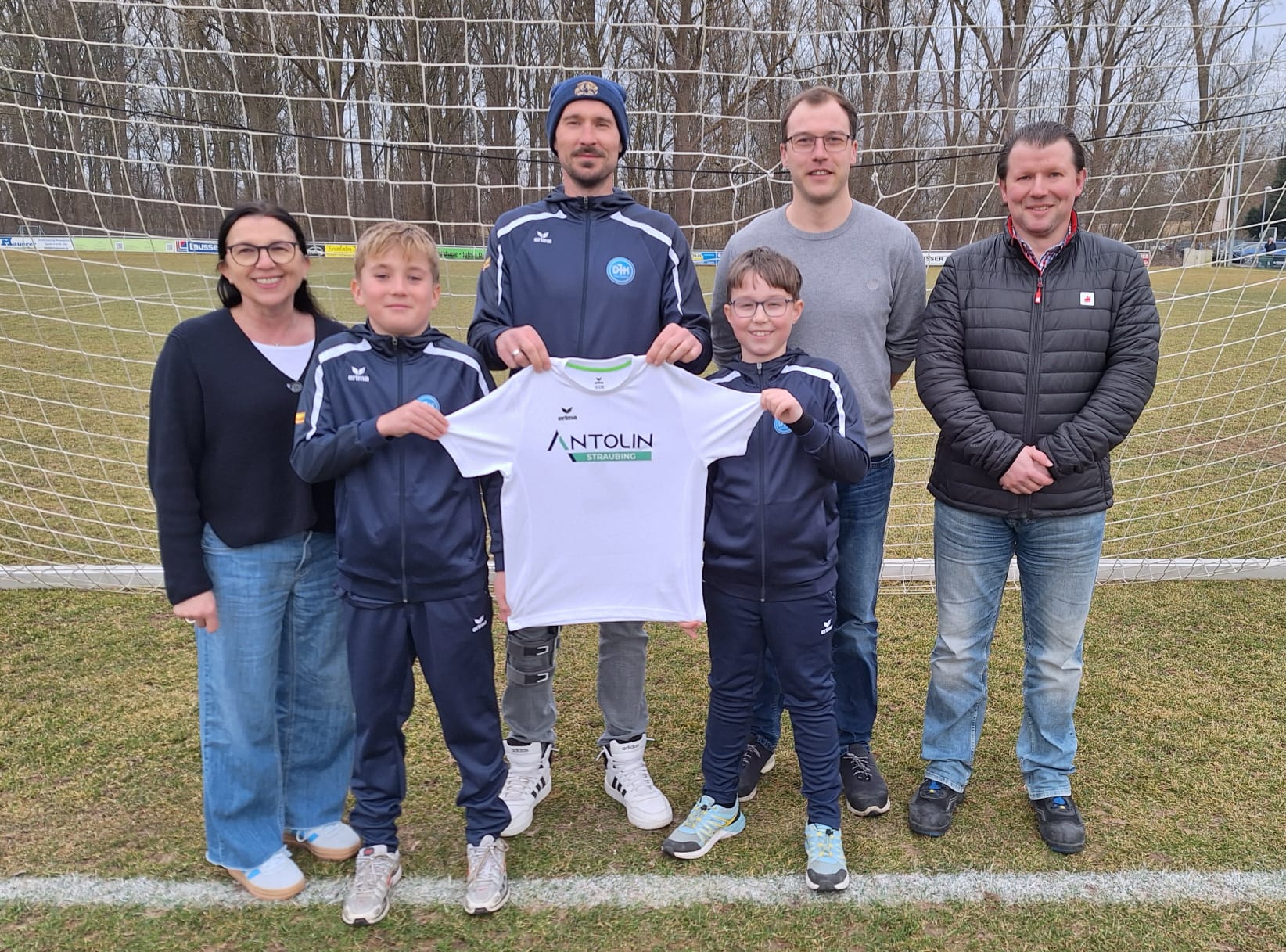 Trikotübergabe mit Sponsor Antolin