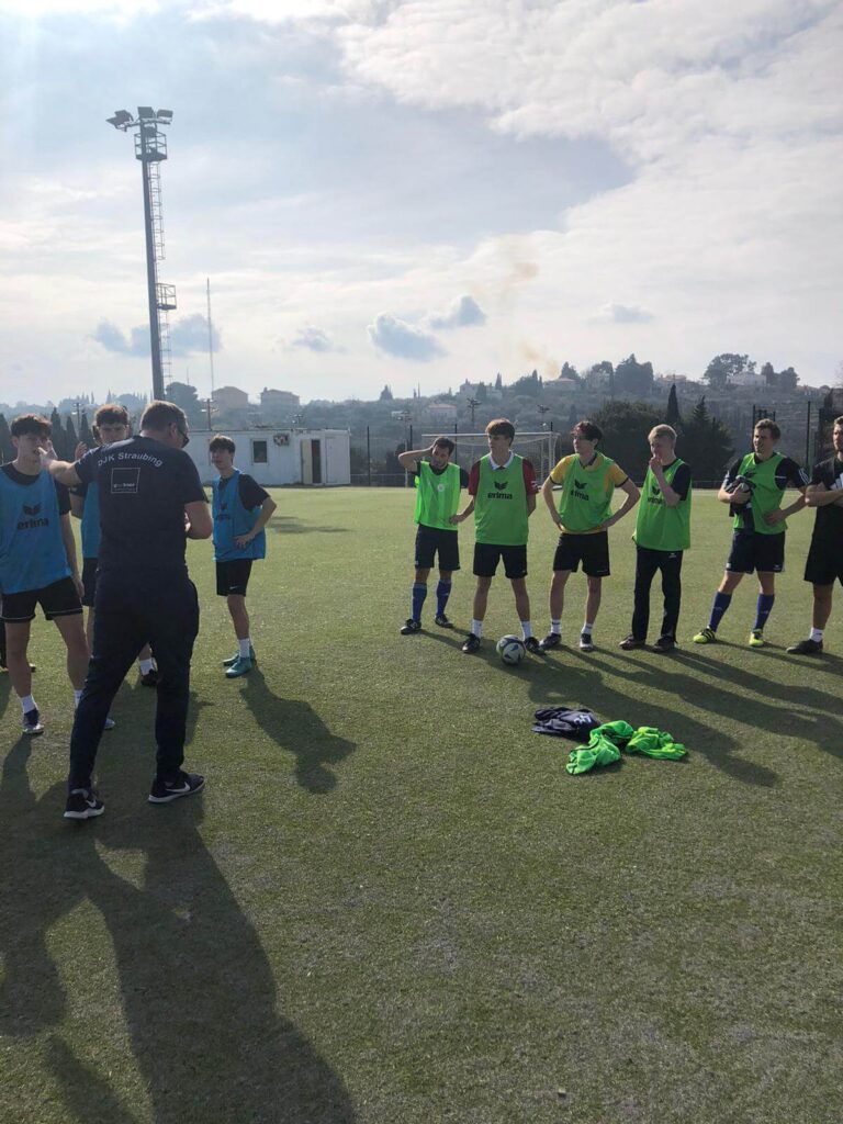 Traineransprache im Trainingslager der DJK Straubing