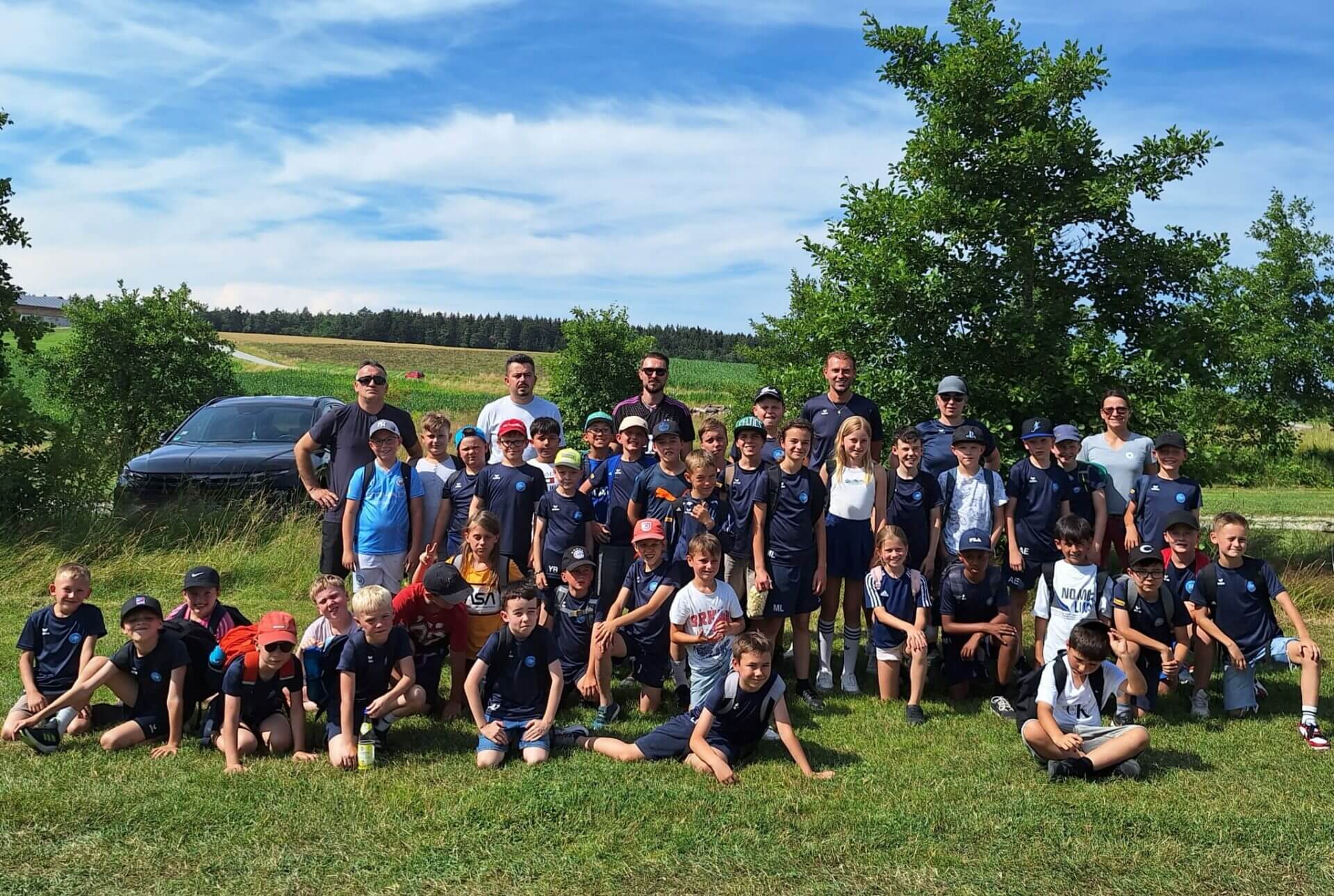 Gruppenfoto der F und E Jugend der DJK Straubing im Erlebnispark Voglsam