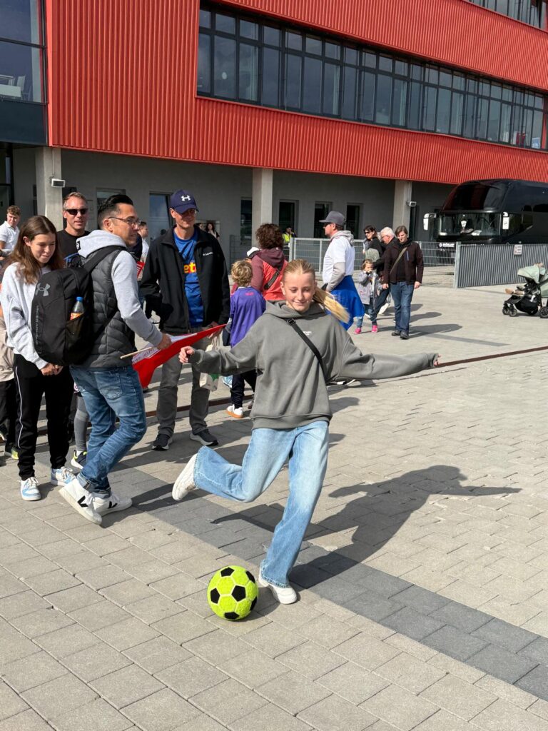 F-Jugend Mädchen am Jahn Regensburg Stadion der DJK Straubing