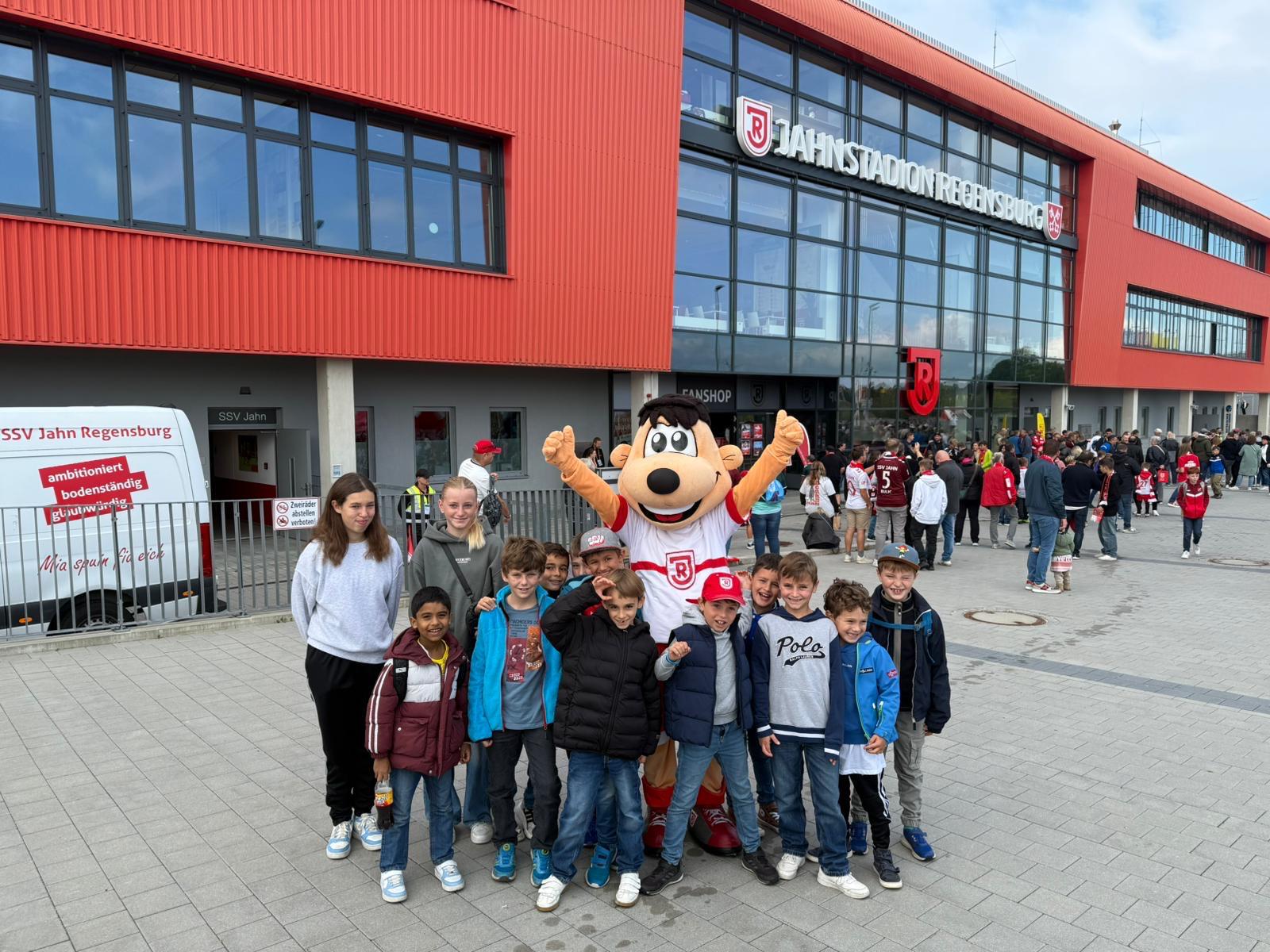 F-Jugend Mannschaftsfoto mit Jahni - dem Maskottchen von Jahn Regensburg
