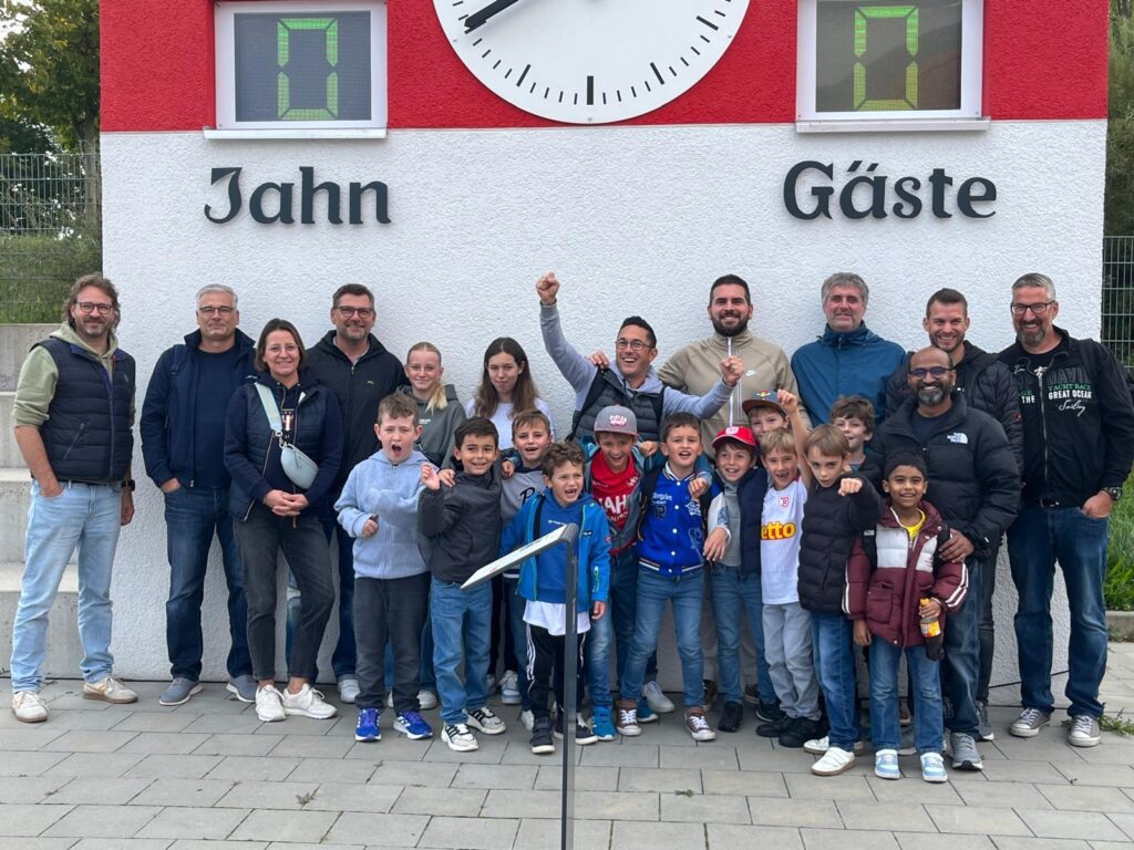 F-Jugend Mannschaftsfoto an der Anzeigetafel beim Jahn Regensburg Stadion