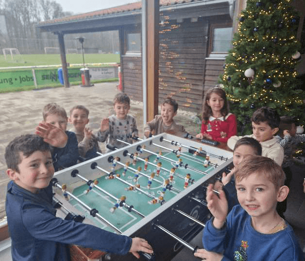 G-Jugend am kickern im Vereinsheim