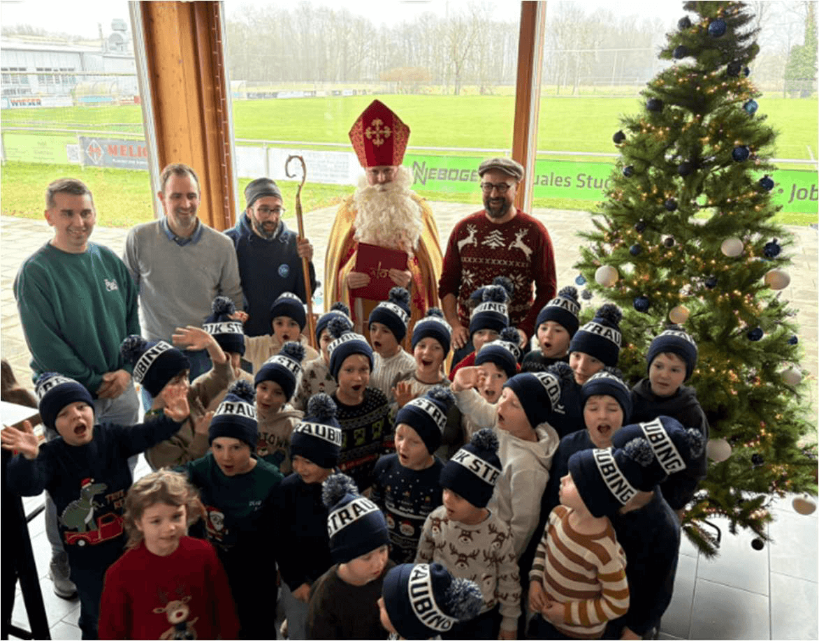 G-Jugend mit Nikolaus im Vereinsheim der DJK Straubing