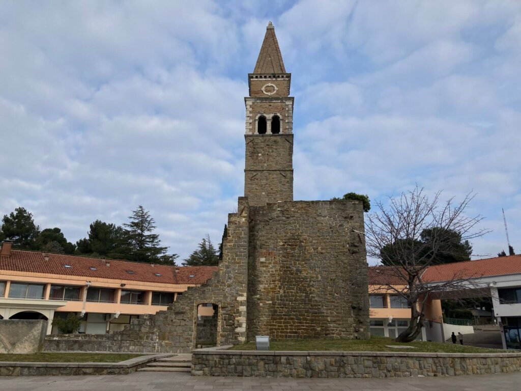 Kirchturm im Trainingslager der DJK Straubing