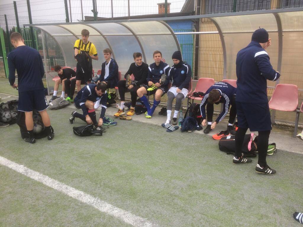 Umziehen im Trainingslager an der Wechselbank