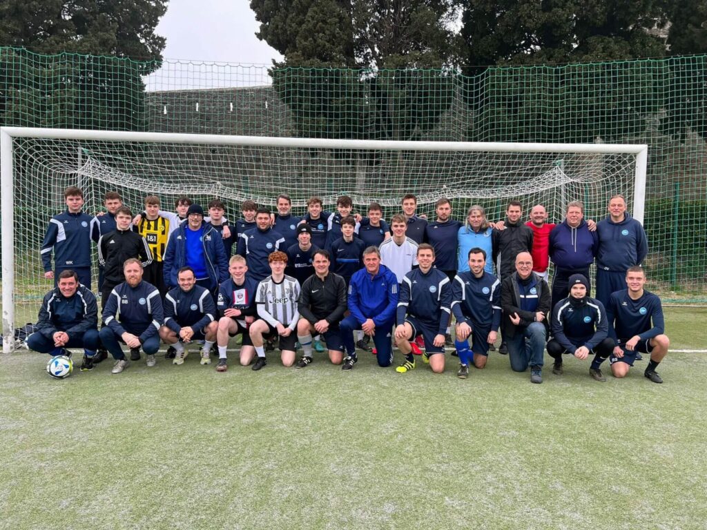 Trainingslager Gruppenfoto mit A und Herren Mannschaft der DJK Straubing