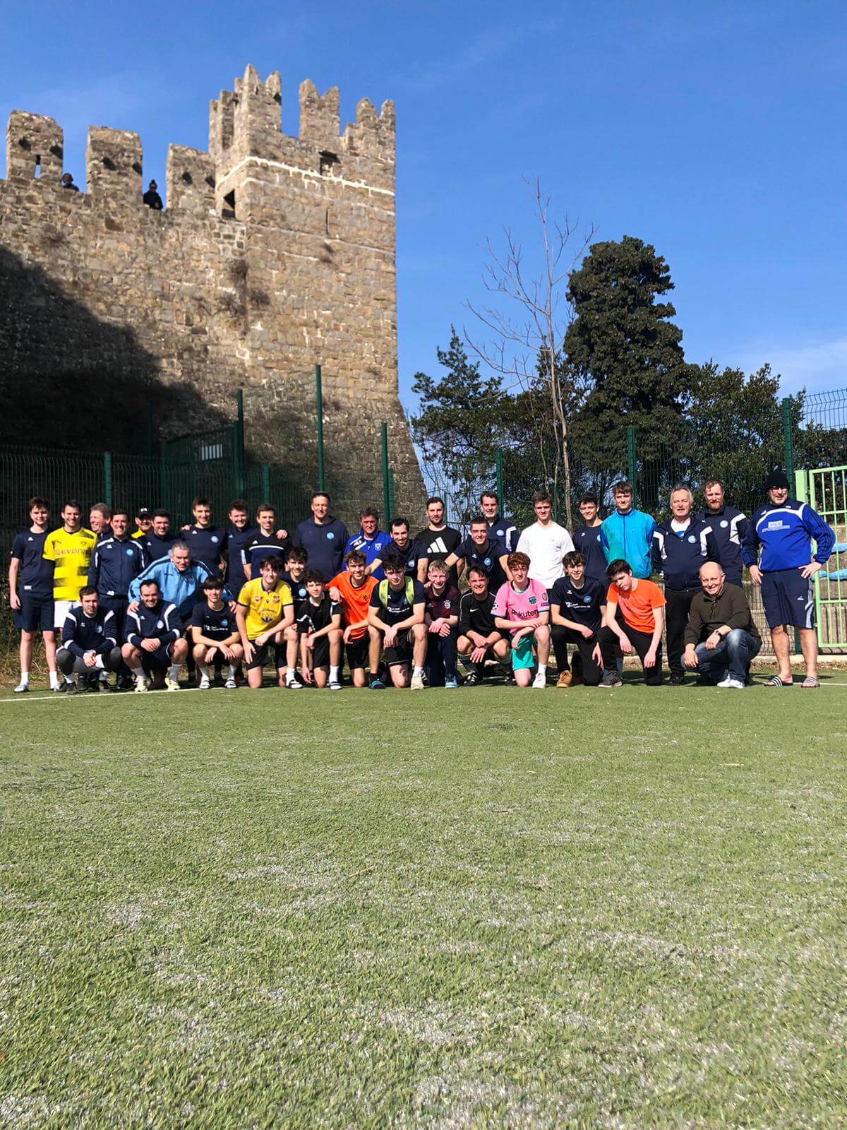 Trainingslager Gruppenfoto mit A und Herren Mannschaft der DJK Straubing