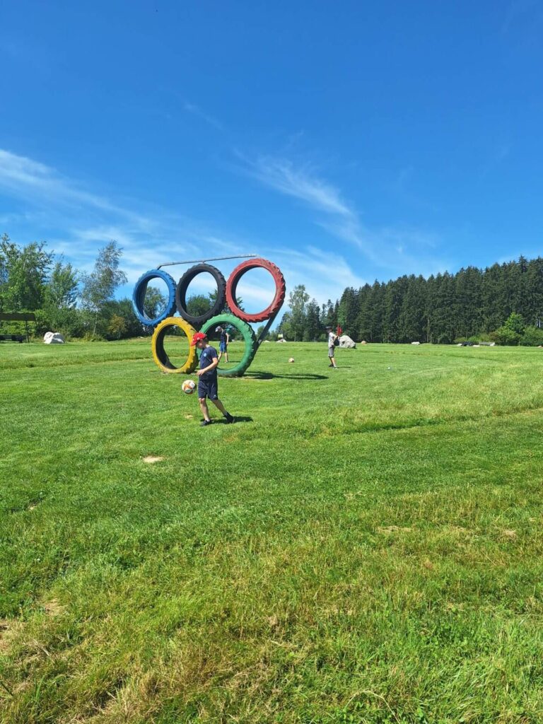 F und E Jugend der DJK Straubing spielen Fußball im Erlebnispark Voglsam neben den Olympischen Ringen aus Traktorreifen