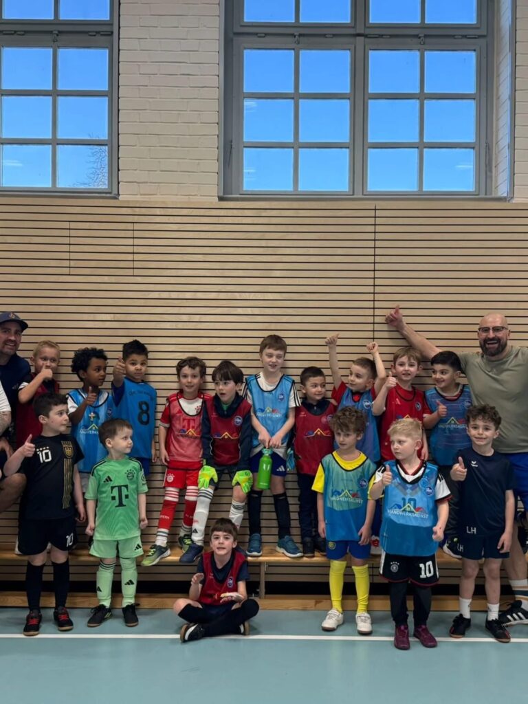 Großes Gruppenfoto aller teilnehmenden G-Jugend Kinder und Trainer beim DJK Straubing Hallenturnier