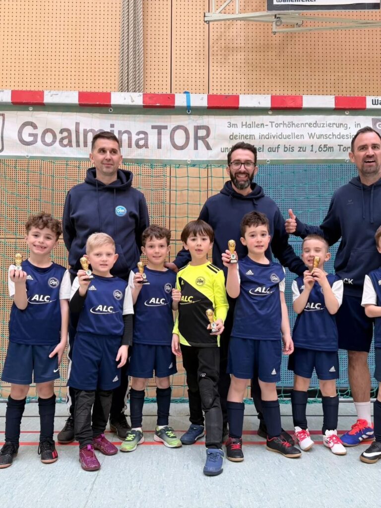G-Jugend der DJK Straubing mit Trainern und Pokalen nach einem Hallenturnier