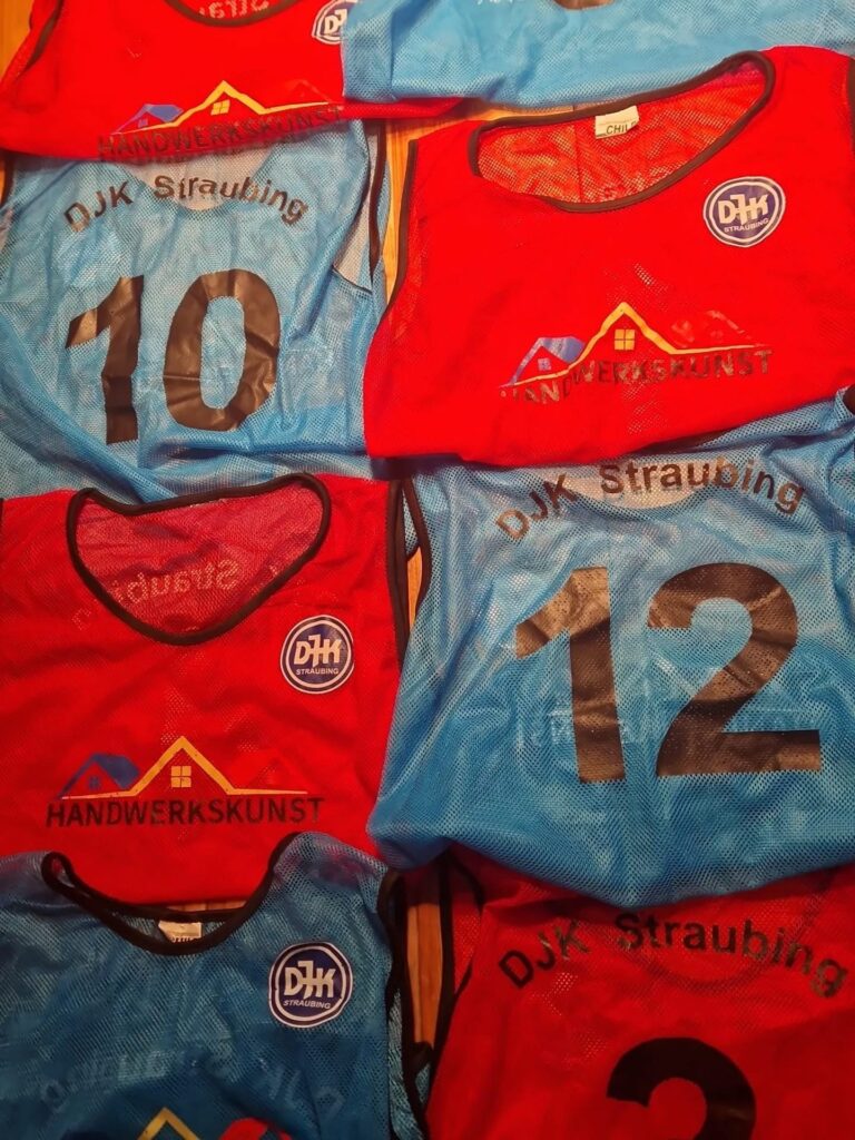 Trainingsleibchen der DJK Straubing G-Jugend mit Sponsor Handwerkskunst und DJK-Logo