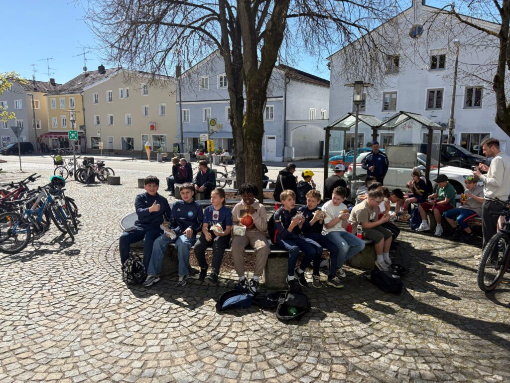 D/E-Jugend essen Döner.