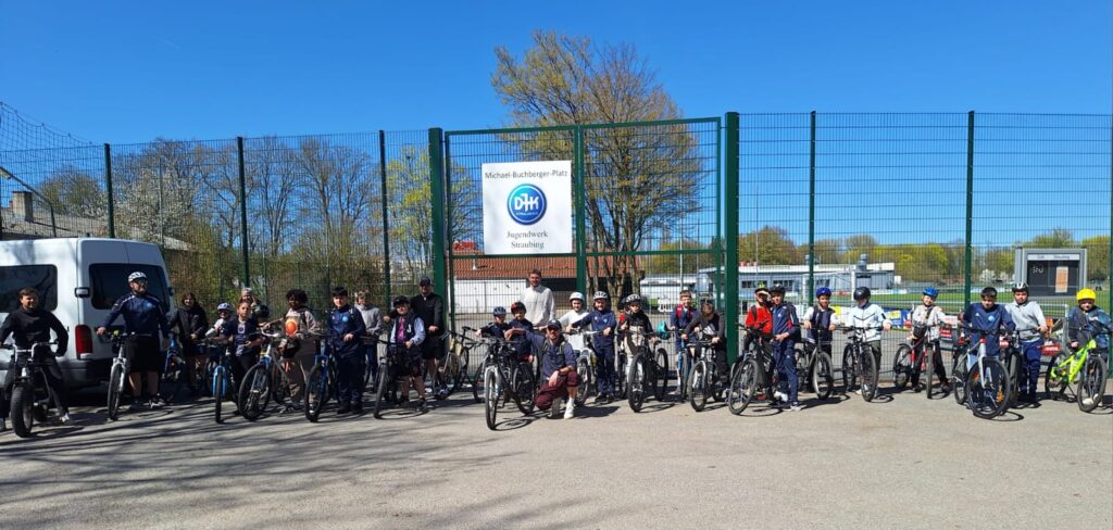 D/E-Jugend mit Bikes vor DJK Straubing