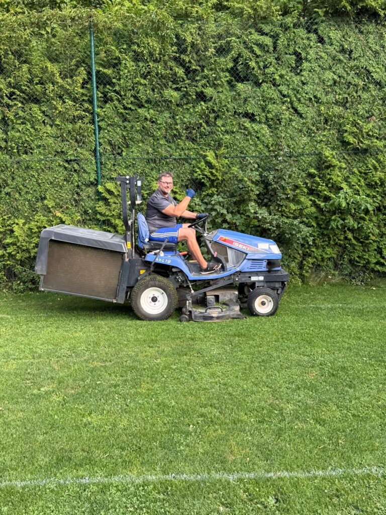 DJK Straubing Platzpflege am Rasenmäher unterwegs.