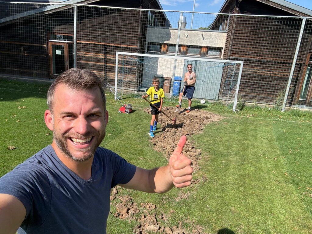 DJK Straubing Platzpflege Torraum wird gebuddelt.