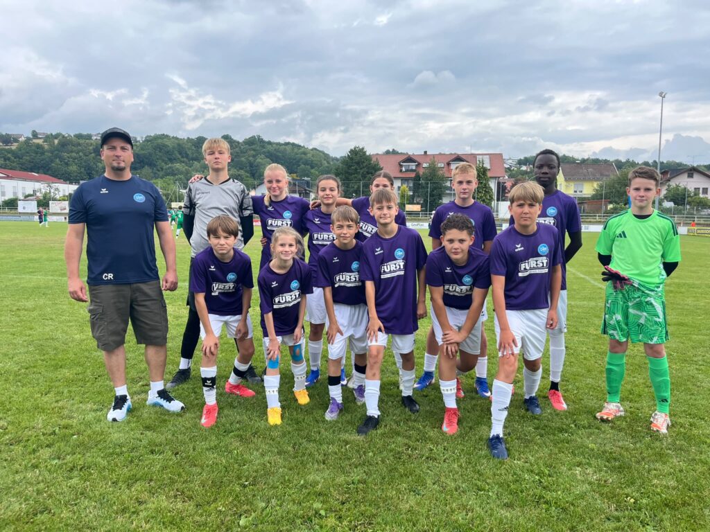 U13 Jugendteam der DJK SB Straubing 1929 mit Trainer vor dem Spiel auf dem Fußballplatz in Straubing, Saison 2025/26