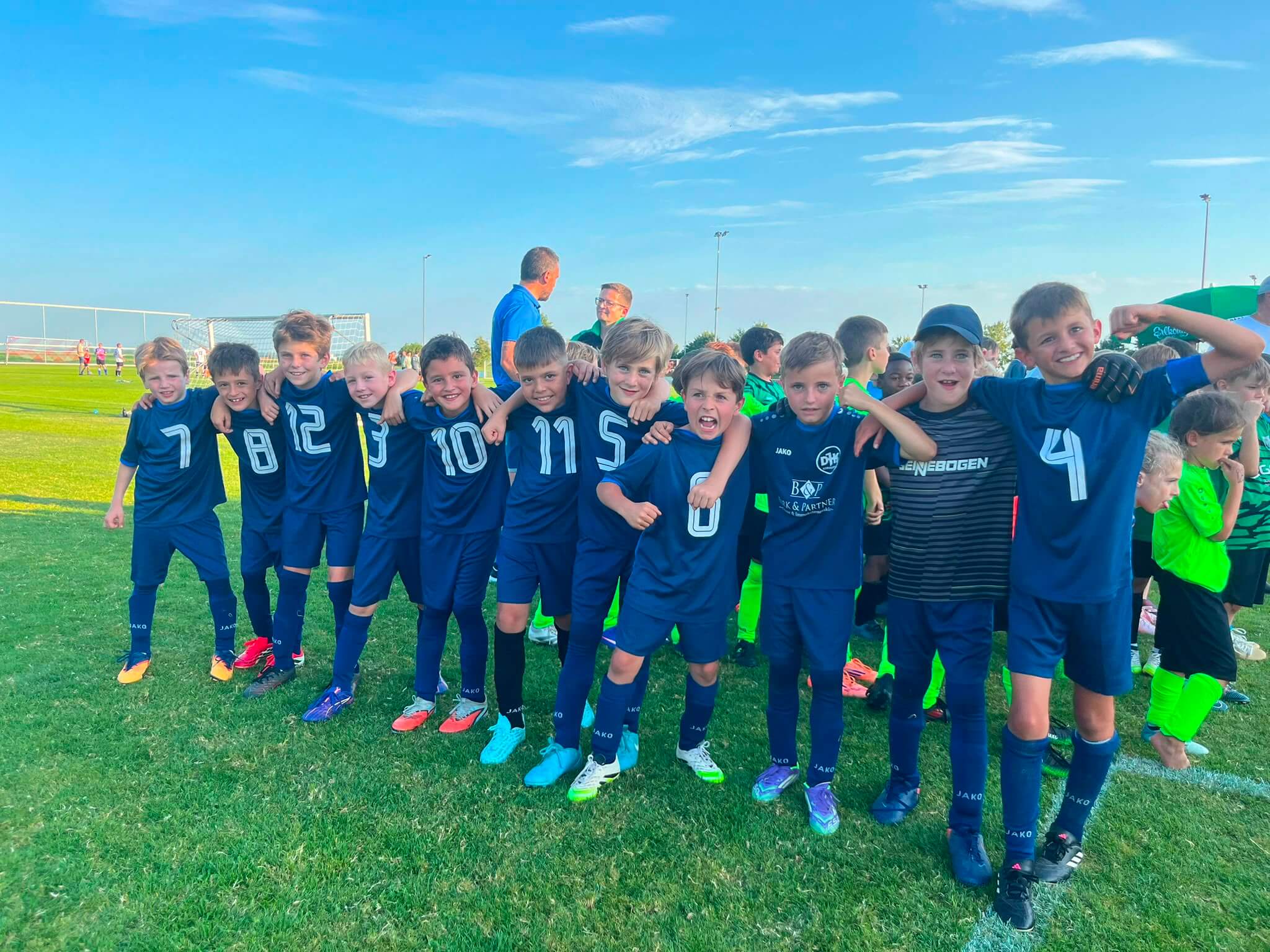 Spieler der F1-Jugend der DJK SB Straubing feiern ausgelassen Arm in Arm den Turniersieg beim Kiwanis Cup 2026 in Alburg.