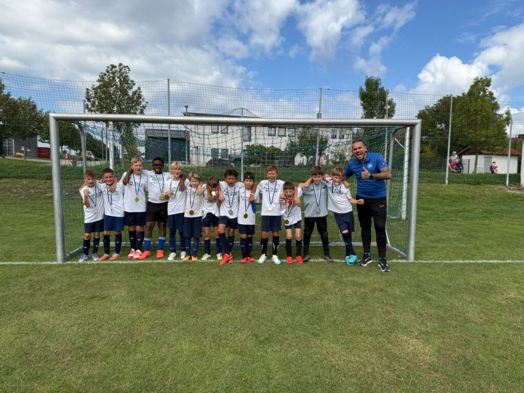 DJK Straubing E-Jugend E1 jubelt mit Goldmedaillen nach Turniersieg beim Freundschaftsturnier in Kirchroth 2026 mit Trainer Sinisa Stojanovic