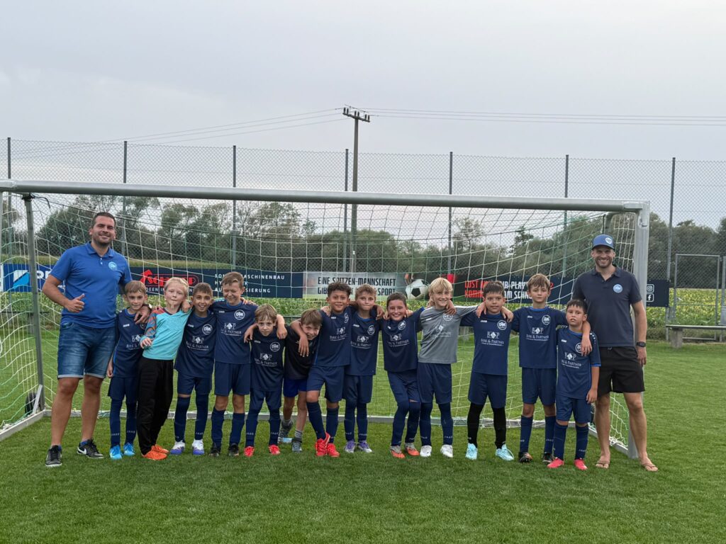 DJK Straubing E1 mit Trainerteam nach dem 4:3-Auswärtssieg im Vorbereitungsspiel beim TSV Oberaltaich zur Saison 2026/27
