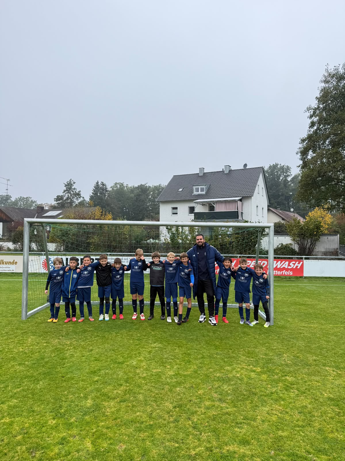 Mannschaftsfoto der DJK SB Straubing E1-Jugend mit Trainer vor dem Tor nach dem 5:1-Auswärtssieg beim SC 1928 Rain im Oktober 2026